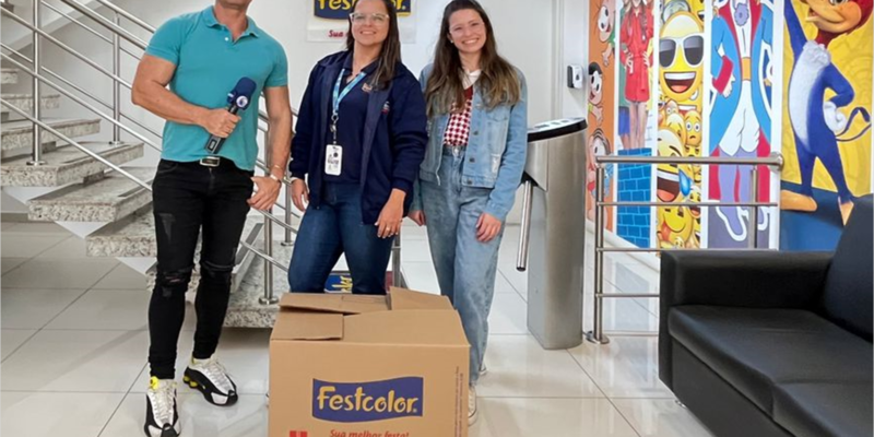Escola do Legislativo recebe donativos da empresa Fescolor para a Campanha do Agasalho