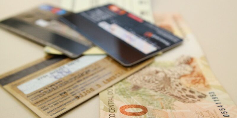 Procon Legislativo de Extrema orienta sobre diferenciação de preço para compras em dinheiro e cartão