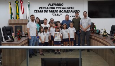 ALUNOS ENTREGAM CARTA DE REIVINDICAÇÃO SOBRE A QUESTÃO DO LIXO NOS BAIRROS