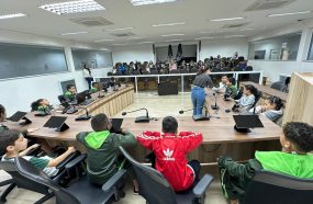 CÂMARA DE PORTAS ABERTAS LEVA MAIS DEZENAS DE ALUNOS À CASA DE LEIS
