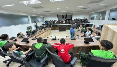 CÂMARA DE PORTAS ABERTAS LEVA MAIS DEZENAS DE ALUNOS À CASA DE LEIS