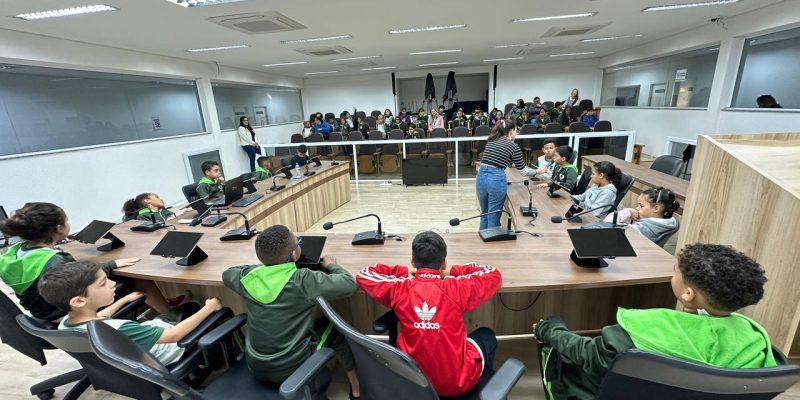 CÂMARA DE PORTAS ABERTAS LEVA MAIS DEZENAS DE ALUNOS À CASA DE LEIS