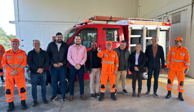 LEGISLATIVO E EXECUTIVO ENTREGAM NOVA VIATURA AO 9º BATALHÃO DE BOMBEIROS DE EXTREMA