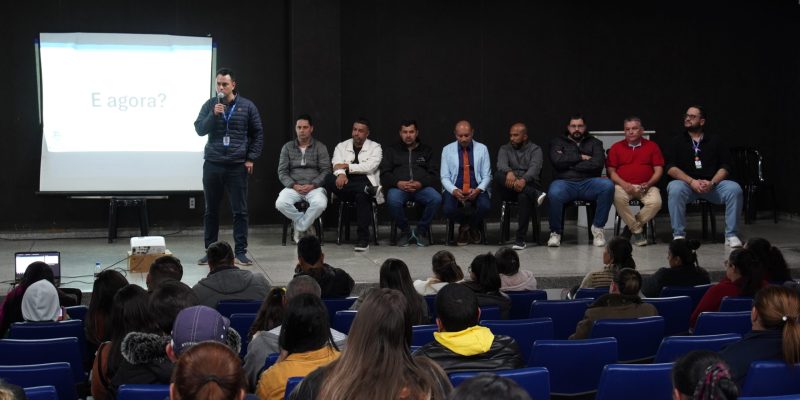 VEREADORES PARTICIPAM DE REUNIÃO SOBRE HABITAÇÃO
