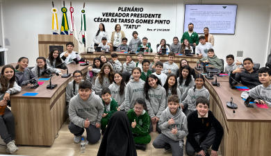 ALUNOS DO 6º ANO DO EDUCANDÁRIO PRIMEIROS PASSOS PRIVEST VISITAM A CÂMARA