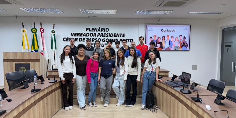 CÂMARA DE PORTAS ABERTAS RECEBE ALUNOS DO SENAI