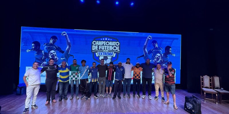 VEREADORES PARTICIPAM DE ENTREGA DOS UNIFORMES DAS EQUIPES DE FUTEBOL