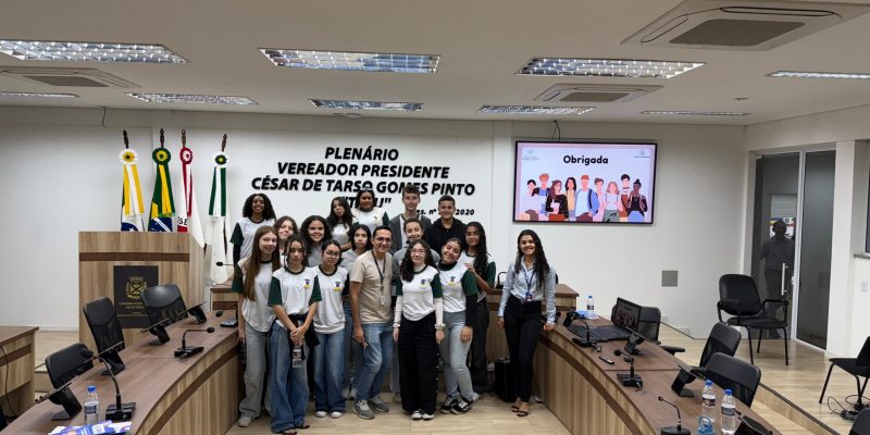 ALUNOS DA ESCOLA JOÃO ORSI PARTICIPAM DO CÂMARA DE PORTAS ABERTAS