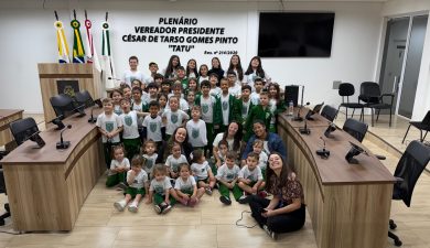 CRIANÇAS DO EDUCANDÁRIO PRIMEIROS PASSOS VISITAM A CÂMARA