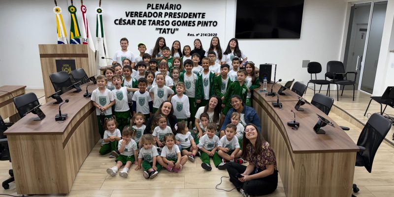 CRIANÇAS DO EDUCANDÁRIO PRIMEIROS PASSOS VISITAM A CÂMARA