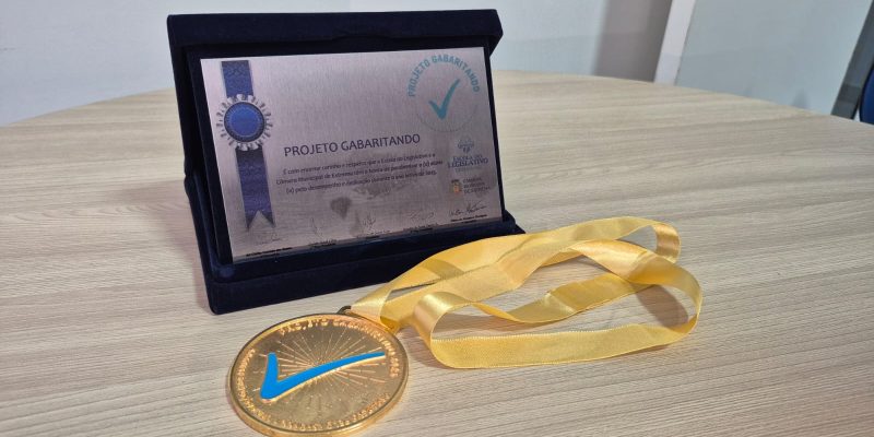 PROJETO “GABARITANDO” RECONHECE O DESEMPENHO DE 104 ESTUDANTES DAS REDES PÚBLICA E PRIVADA DE EXTREMA