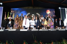 LEGISLATIVO ENTREGA TÍTULOS DE HONRARIA EM SOLENIDADE