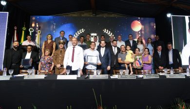 LEGISLATIVO ENTREGA TÍTULOS DE HONRARIA EM SOLENIDADE