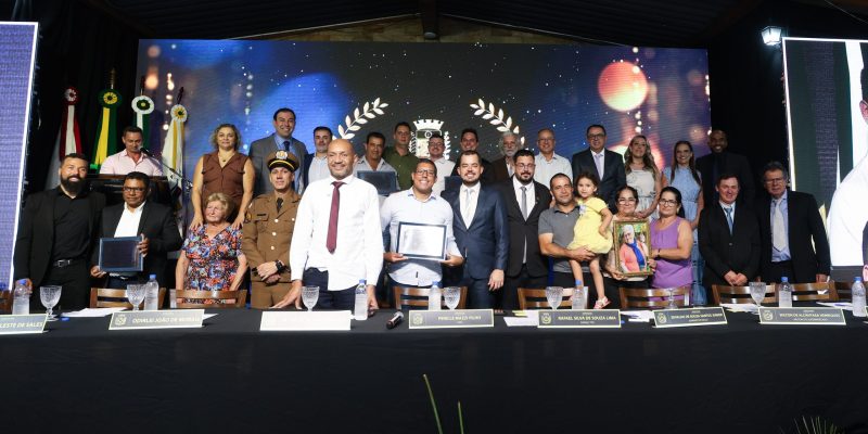 LEGISLATIVO ENTREGA TÍTULOS DE HONRARIA EM SOLENIDADE