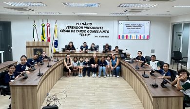 ALUNOS DA ESCOLA MUNICIPAL EVANDRO BRITO DA CUNHA VISITAM A CÂMARA DE EXTREMA