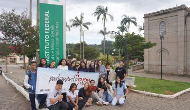 ESTUDANTES DE EXTREMA PARTICIPAM DE FÓRUM REGIONAL DO PARLAMENTO JOVEM EM INCONFIDENTES