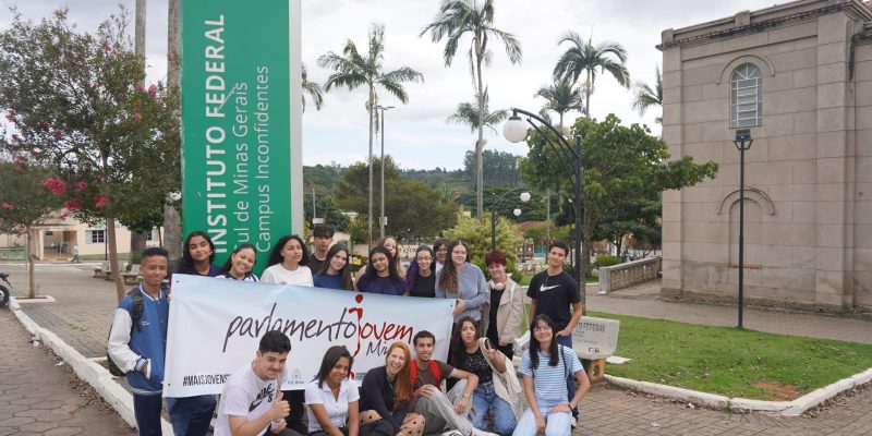 ESTUDANTES DE EXTREMA PARTICIPAM DE FÓRUM REGIONAL DO PARLAMENTO JOVEM EM INCONFIDENTES
